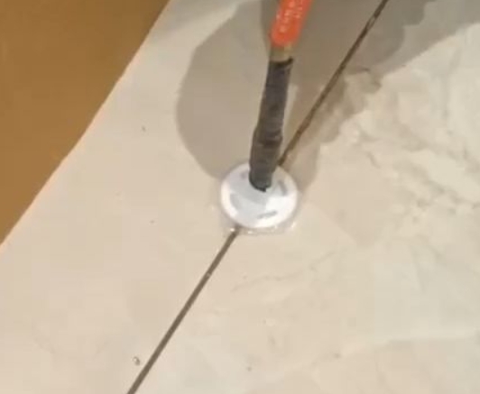 静安瓷砖空鼓维修公司专业解答瓷砖在铺贴过程中，如果没有涂抹均匀到位的粘结材料（如水泥砂浆或瓷砖胶），可能会导致以下问题